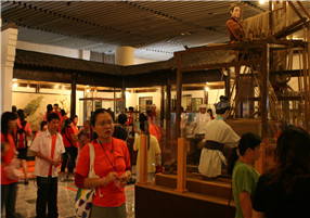 同学们参观老北京民俗厅